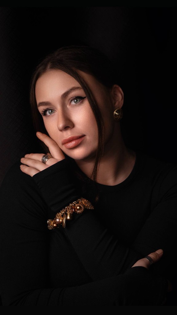 Студийный портрет в чёрной водолазке, мягкий свет