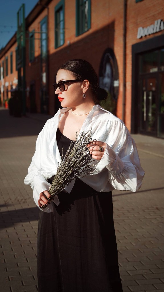 Портрет на улице с букетом, кирпичное здание на фоне