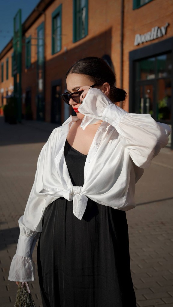 Городской портрет в белой рубашке и очках