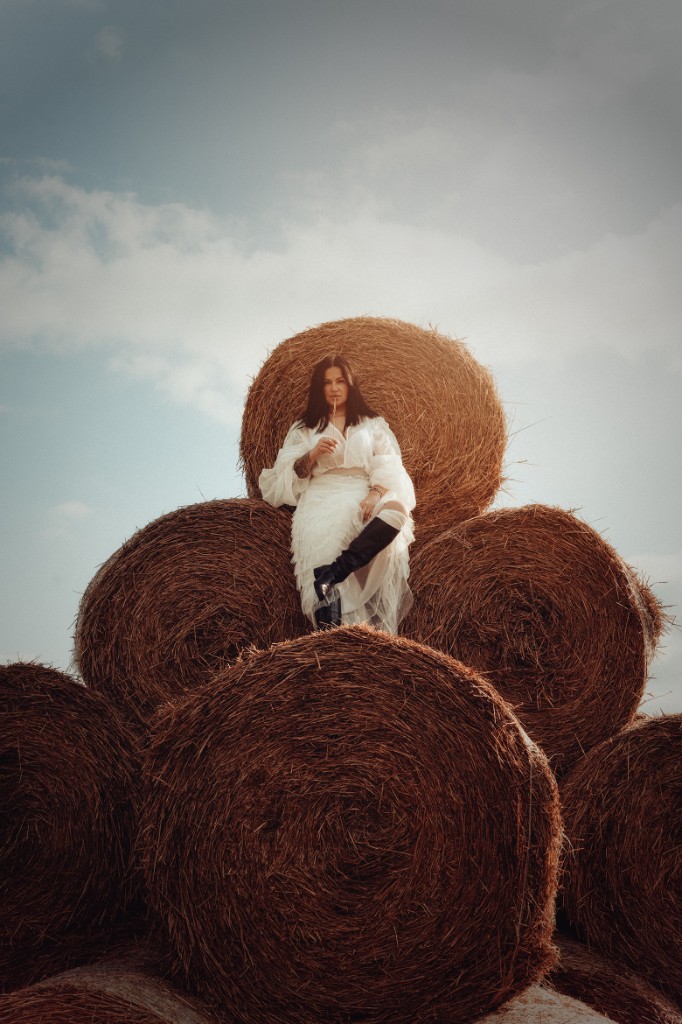 Портрет на стогах сена в белом платье