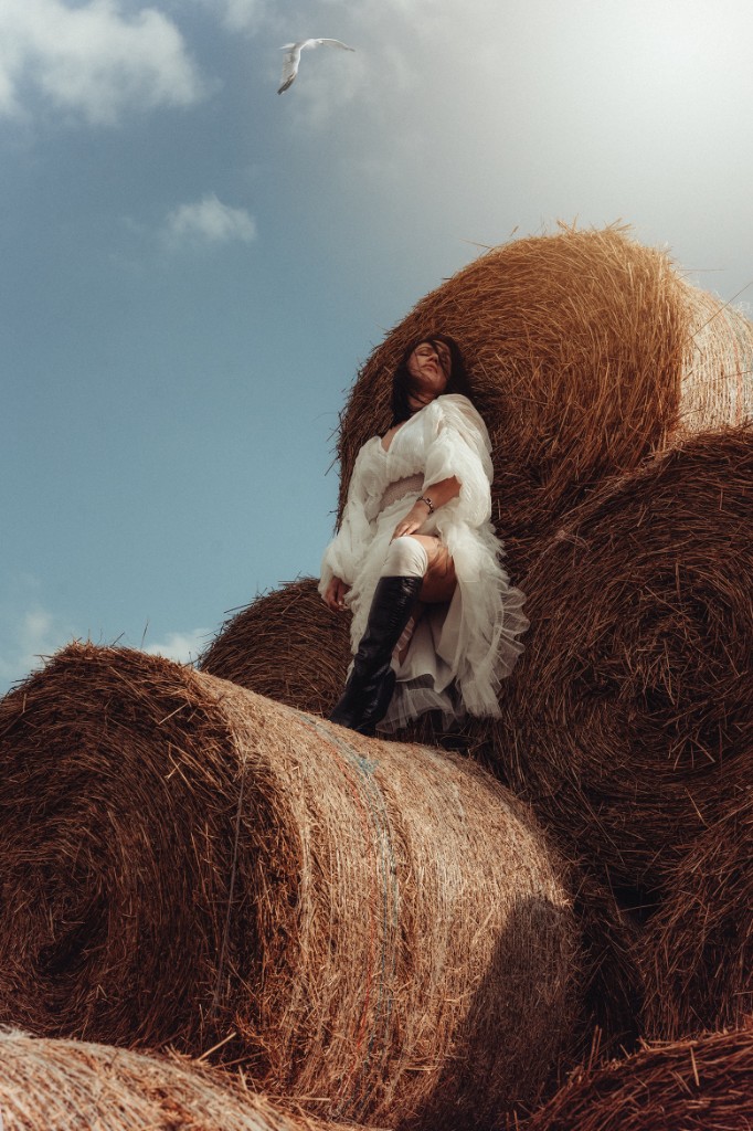 Портрет на сене, небо и снопы на фоне