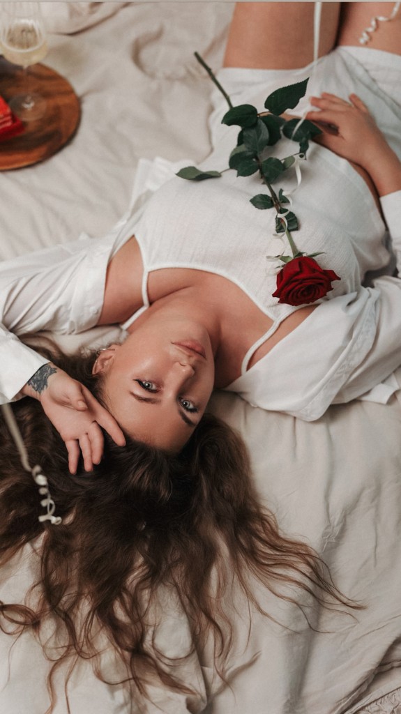 Портрет на кровати с красной розой и лентами, тёплый свет. Ольга Грачёва