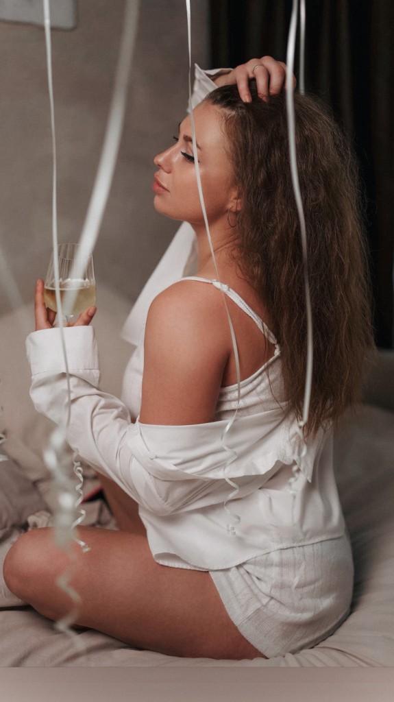 Портрет в профиль с бокалом, белые ленты на фоне. Ольга Грачёва