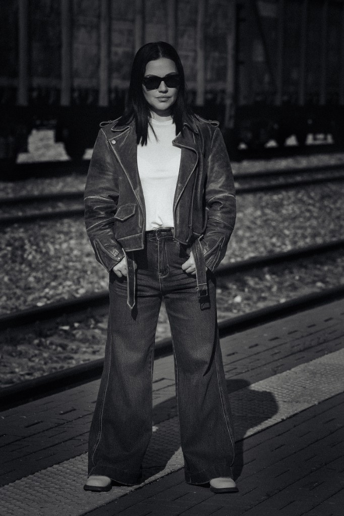 Чёрно-белый полный рост на платформе у путей: кожаная куртка, джинсы, очки. Ольга Грачёва