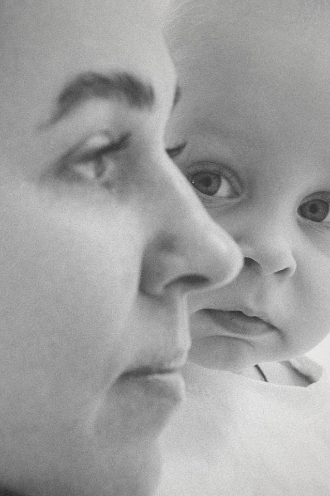 Чёрно-белый крупный план: лица женщины и ребёнка. Ольга Грачёва