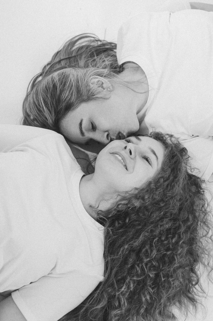 Чёрно-белый кадр: две женщины лежат рядом, портрет крупным планом. Ольга Грачёва