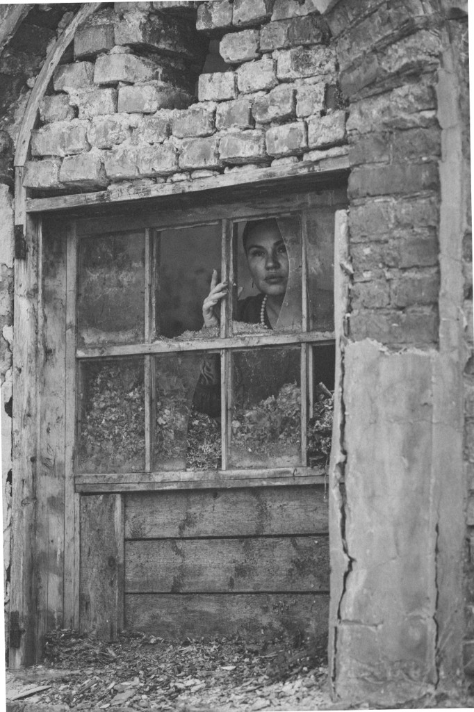 Чёрно-белый кадр: женщина в окне старого здания, кирпичная кладка. Ольга Грачёва