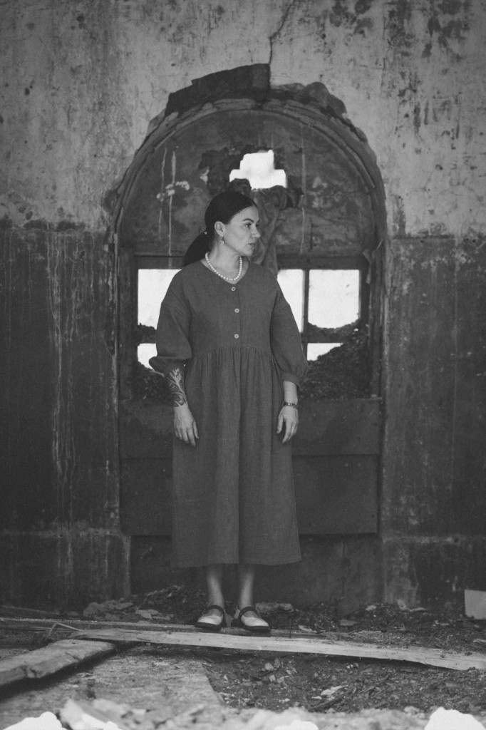 Чёрно-белый портрет в полный рост: женщина в арке старого здания. Ольга Грачёва