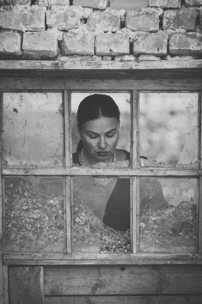 Чёрно-белый крупный план: женщина за окном, взгляд вниз. Ольга Грачёва