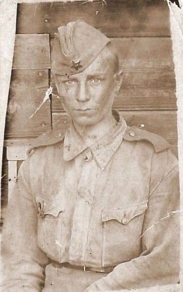 До: повреждённый снимок в военной форме, сепия