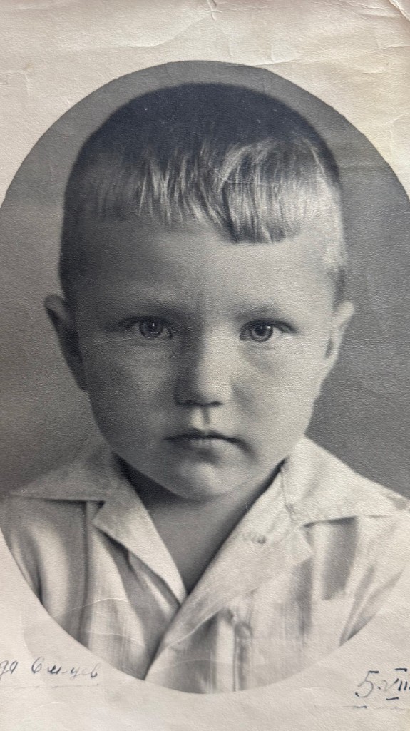 Старое чёрно-белое фото мальчика в овальной рамке: складки и следы времени. Ольга Грачёва